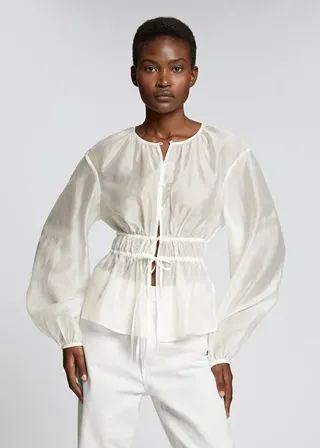 30 Spring Outfit Ideas That Will Make Anyone Look Like a Fashion Person White Pants Outfit, Style Rut, Neutral Sweaters, Blouson Sleeve, Chic Blouses, Simply Chic, Cashmere Blend Sweater, Fashion Story, Shop Blouses