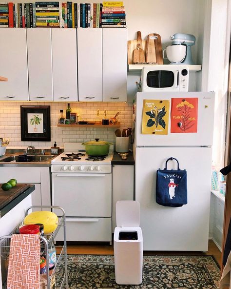 Basic Apartment Kitchen, Small Space Living Kitchen, Kitchenette Decor Ideas, Cool Apartment Kitchen, Eclectic Apartment Kitchen, Kitchen Decor Small Space, Vintage Style Apartment Decor, Cozy Small Apartment Ideas, Small New York Kitchen