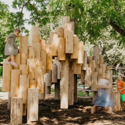 Japanese studio Kengo Kuma and Associates has teamed up with Canadian playground design company Earthscape to create a modular playground structure made of interconnected logs. Sustainable Playground, Timber Playground, Sculptural Playground, Modular Playground, Mountain Playground, Forest Playground, Playground Landscape, Wooden Play Structures, Wood Playground