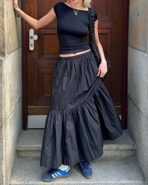 Cool Black Outfits, Office Baddie, Trend Coat, Linen Skirts, Hipster Girl, Maxi Skirt Outfit, 23 Fashion, Outfit Everyday, Influencer Style