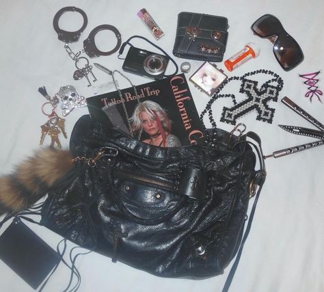 Welcome 2 iWorld In My Purse, Inside My Bag, Under Your Spell, My Purse, What In My Bag, Pretty Bags, Jolie Photo, Essential Bag, Cute Bags