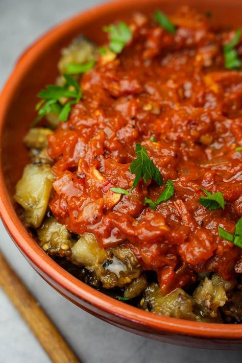 Eggplant Shakshuka Recipe, Eggplant In Tomato Sauce, Turkish Tomato Sauce, Eggplant Turkish Recipe, Vegan Turkish Recipes, Turkish Shakshuka, Turkish Eggplant Recipes, Eggplant Goulash, Turkish Dinner Recipes