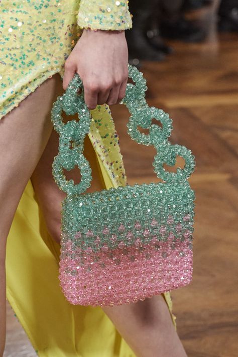 Hand Beaded Bag, Art Perle, Sac Diy, Diy Bag Designs, Diy Bags Patterns, Crystal Bags, Bead Charms Diy, Pearl Bag, Handmade Jewelry Tutorials