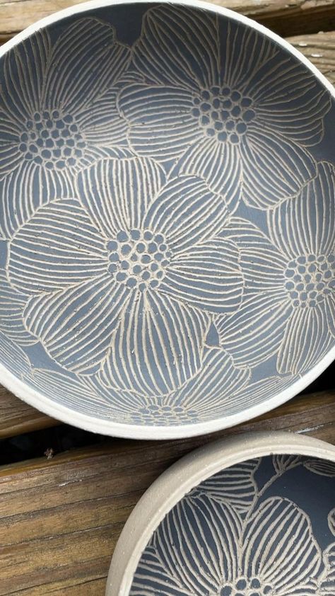 Clay Plate Carving Designs, Ceramic Plates Sgraffito, Sgraffito Pottery Bowl, Ceramic Plate Carving, Ceramic Flower Design, Plate Carving Ideas, Cool Ceramic Bowls, Carved Plate Ceramic, Clay Plates Design Patterns