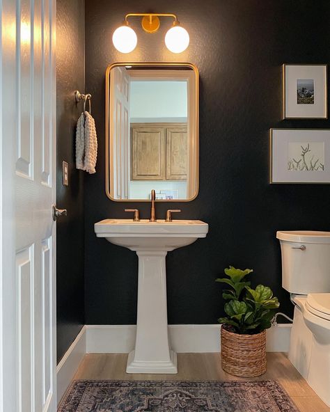 Modern, dark navy blue & brass bathroom. Dark + moody bathroom design. Inkwell paint color by Sherwin Williams Pedestal Sink Ideas, Powder Room Pedestal Sink, Black Powder Room, Powder Room Paint, Bathroom Dark, Pedestal Sink Bathroom, Moody Bathroom, Dark Bathroom Ideas, Half Bathroom Decor