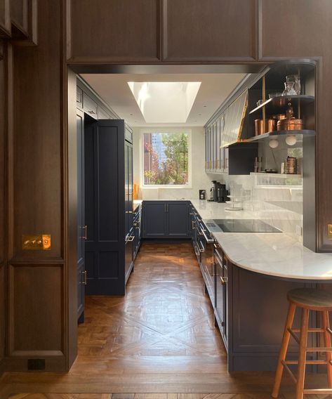 5 designer-approved kitchen layouts you never thought to try | Homes & Gardens Pantry Mudroom Combo Layout, Walk Through Kitchen Layout, Square Island Kitchen, Long Kitchen Layout, Long Narrow Kitchen Layout, Large Kitchen Layout, Square Kitchen Layout, Modern Victorian Kitchen, Narrow Kitchen Layout