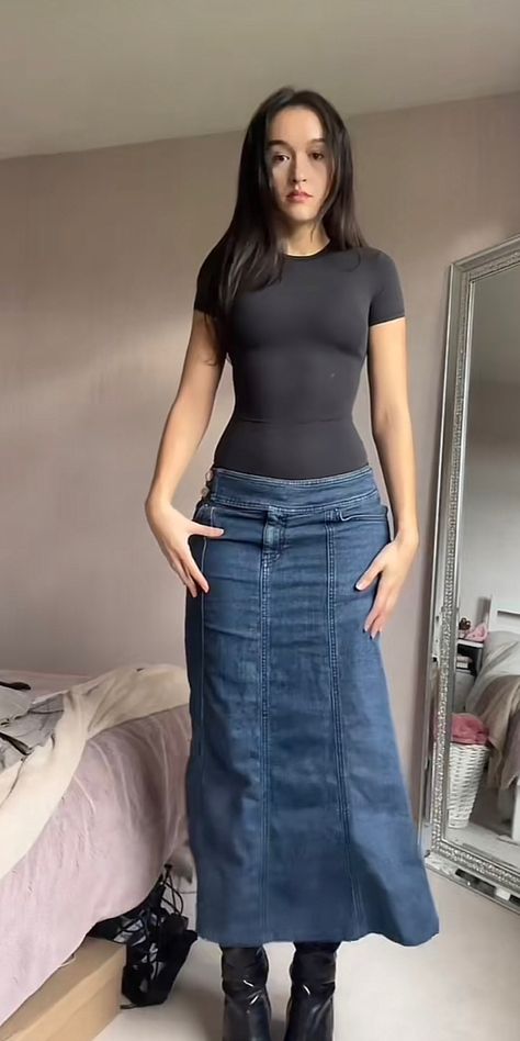 2000s Maxi Skirt Outfit, Demin Skirt Long, Long Skirt Outfits 90s, Jean Skirt Maxi, Maxi Denim Skirt Outfit Aesthetic, Modest Fashion Jeans, Y2k Skirts Long, Long Cute Skirts, Long Skirt Outfits Denim