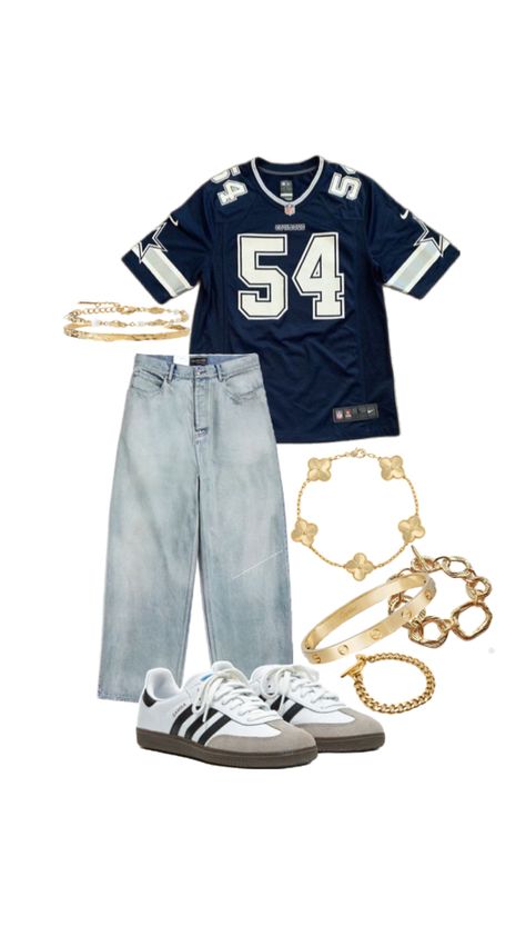 An ameican high street styled outfit inspired by the black 90s american coulture that consists baggy jeans, adidas OG sambas, a wore down jersey and a mix of chunky vintage and modern petite jewlery. Baggy 90s Outfit, 90s Streetwear Aesthetic, Outfit Ideas Baggy Jeans, Baggy Jeans Outfit Aesthetic, Jerseys Outfit, Y2k Fashion Street Styles, Outfits With Baggy Jeans, Samba Adidas Outfit, Swag Clothing