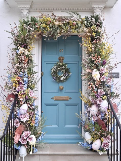 Easter Decoration Idea: Faux Flower Spring Doorscaping — MELANIE LISSACK INTERIORS. Easter door decor. Outdoor Easter and spring decoration ideas. Front door seasonal decor. Floral installation. Easter Hosting Ideas, Easter Front Porch Decor, Easter Hosting, Easter Home Decor Ideas, Easter Front Porch, Easter Porch Decor, Easter Porch, Easter Front Door, Easter Outdoor