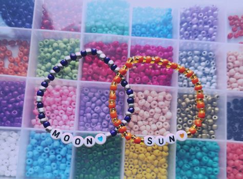 Breads Bracelet Ideas, Matching Bracelets Sun And Moon, Sun And Moon Friendship Bracelet, Sun Moon Bracelet, Moon And Sun Bracelet, Matching Bead Bracelets, Bread Bracelet, Sun And Moon Bracelet, Things To Make With Beads