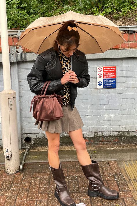 Your fave influencer loves these Vagabond boots too Brown Biker Boots Outfit, Motor Boots Outfit, Vagabond Outfit, Harness Boots Outfit, Brown Biker Boots, Moto Boots Outfit, Biker Boots Outfit, Motorcycle Boots Outfit, Tall Boots Outfit