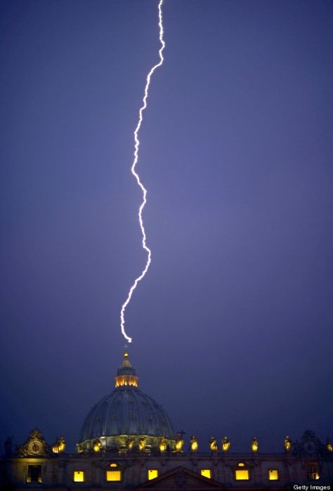 Lightning Appears To Strike St. Peter's Basilica Hours After Pope Benedict XVI Announces Resignation Le Vatican, Pope Benedict Xvi, St Peters Basilica, Pope Benedict, St Pierre, The Vatican, Lightning Strikes, Pope Francis, Roman Catholic