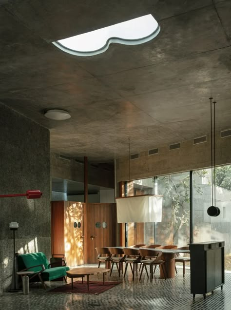 Ten beautiful brutalist interiors with a surprisingly welcoming feel Brutalist Home, Dark Wooden Furniture, Brutalist House, Brutalist Interior, Brutalism Architecture, Brutalist Buildings, Smooth Concrete, Modernist Architects, Design Atelier