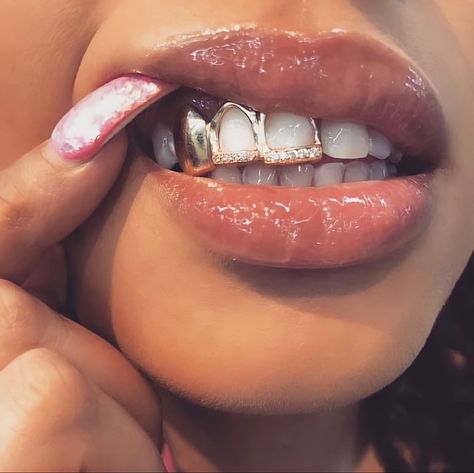 Girl Grillz, Teeth Gems, Pretty Teeth, Grillz Teeth, Diamond Teeth, Grill Ideas, Gold Grillz, Dope Jewelry Accessories, Grills Teeth