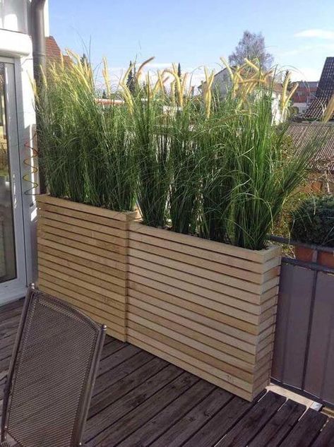 28 Cheap DIY Garden Privacy Screen Ideas To Keep Neighbors From Snooping Backyard Privacy Screen, Affordable Backyard Ideas, Garden Privacy Screen, Fence Planters, Patio Privacy, Privacy Fence Designs, Privacy Landscaping, Cheap Backyard, Garden Privacy