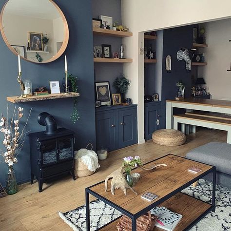 Love the blue in this living room with the rustic touches of wooden shelving, flooring and coffee table. #livingroom #livingroomideas #darkinteriors #rustic #rusticinteriors Shelves Scandinavian, Dark Wood Living Room, Navy Living Room, Blue Walls Living Room, Navy Living, Wooden Shelving, Dark Blue Living Room, Navy Living Rooms, Ideas Habitaciones