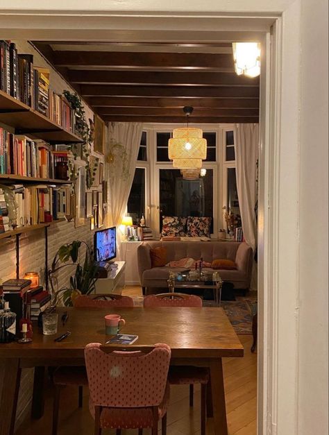 New York Apartment Bookshelf, English Apartment Aesthetic, Old Fashioned Apartment Aesthetic, Cozy Bookish Living Room, The Family Stone House Interior, Cottage Studio Apartment, Traditional Eclectic Decor Bedroom, Book Lover Apartment, Cozy Bungalow Living Room