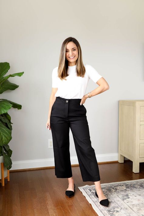 Petite-friendly wide leg cropped pants via pumps and push-ups blog | petite friendly pants | no hem pants for petites Black Cropped Pants Outfit, Wide Leg Crop Pants Outfit, Wide Leg Cropped Pants Outfit, Cropped Wide Leg Pants Outfit, Wide Leg Pants Outfit Work, Cropped Pants Outfit, Outfit Petite, Dress Pants Outfits, Black Pants Outfit