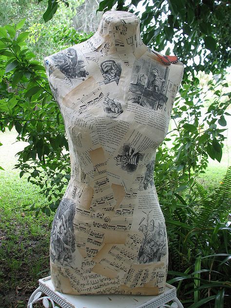 paper mache/modge podge dress form - SO cute Paper Mache Dress, Paper Gown, Musical Dress, Mannequin Diy, Paper Mache Projects, Etiquette Vintage, Mannequin Art, Mannequin Dress, Dress Form Mannequin