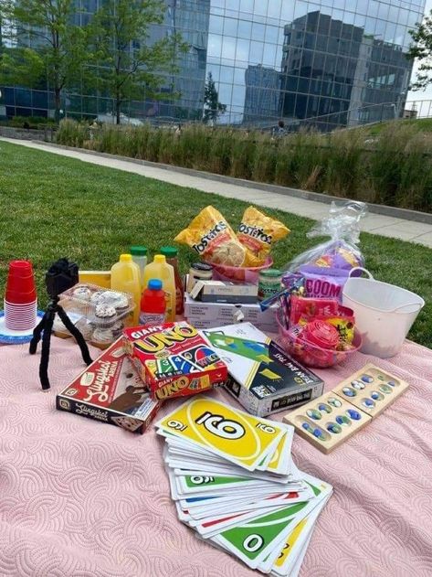 Piknik Party Birthday, Cute Spring Date Ideas, Cute Picnic Date Ideas Friends, Activities For Birthday Parties Teens, Picnic Bday Party Ideas Simple, Picnic Activities Ideas, Simple Dates Ideas, Picnic Party Activities, Things To Do At A Picnic With Friends