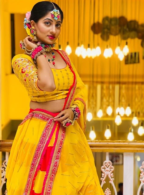 Haldi Braid, Haldi Bride Poses, Haldi Girl, Bride Haldi Poses, Haldi Stills, Haldi Pic, Mackup Ideas, Haldi Rasam, Haldi Photos