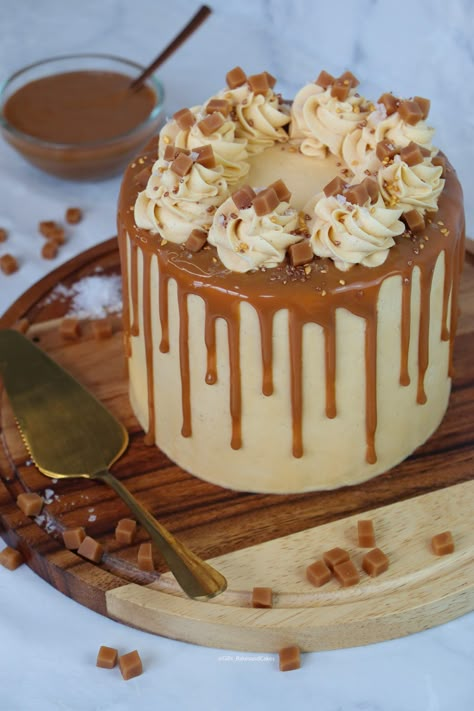 Caramel Cake Birthday, Caramel Sponge Cake, Gourmet Birthday Cake, Caramel Cake Decoration Ideas, Brown Cake Ideas, Butterscotch Cake Decoration, Salted Caramel Cake Recipe, Fancy Cake Recipes, Chocolate And Caramel Cake