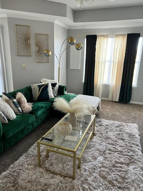 Emerald Green Living Room, Room Decor Ideas Aesthetic, Aesthetics Room Decor, Green Couch Living Room, Green Sofa Living Room, Green Living Room Decor, Girl Apartment Decor, Lights Room, Room Decoration Bedroom