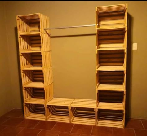 Wooden Crate Closet Ideas, Diy Storage Bedroom, Diy Closet Small Spaces, Diy Storage For Clothes, Creative Vanity Ideas, Pallet Room Ideas, Pallet Closet Diy, Diy Clothes Organizer, Organization Ideas For The Home Bedroom