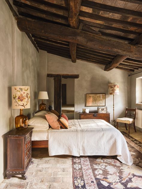 A 16th-century Italian house, restored to a glorious state by Maria Speake of Retrouvius | House & Garden Barn Conversion Bedroom, Rustic Bedroom Ideas, Bedroom Ideas For Small Rooms, Italian Farmhouse, Italian Bedroom, Winter Bedroom, Mews House, Italian House, Italian Interior