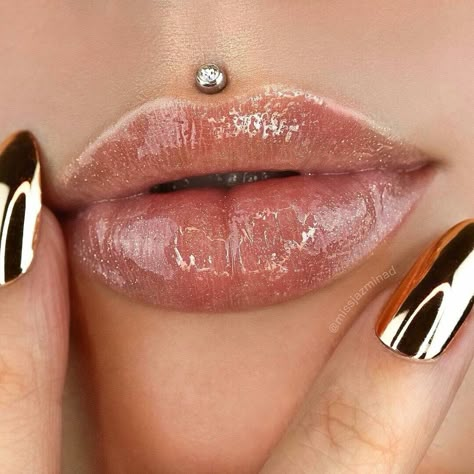 Top Lip Piercing, Piercing Medusa, Medusa Piercing, Pretty Ear Piercings, Face Piercings, Cool Piercings, Piercing Inspo, Facial Piercings, Piercings Unique