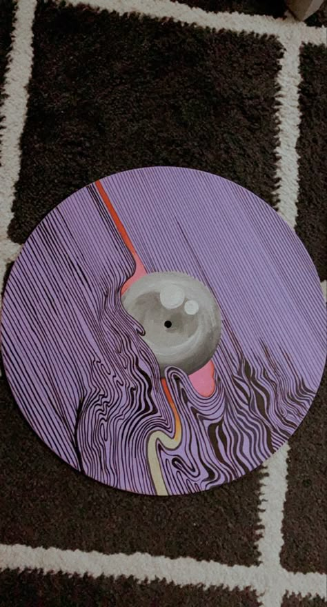 Art With Records, Cool Vinyl Records, Vynil Record Painting, Art On Records, Painting Vynil Records, Tame Impala Painting, Painted Record Ideas, Vynil Paint Ideas, Album Art Painting