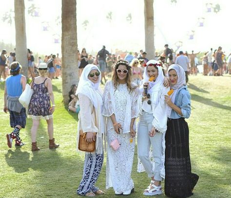 Muslimahs at #coachella Hijabi Festival Outfit, Modest Coachella Outfit, Hijabi Makeup, Coachella Party, Hijabi Fits, Outfits Hijab, Edm Music, Hijabi Style, Music Festival Outfit