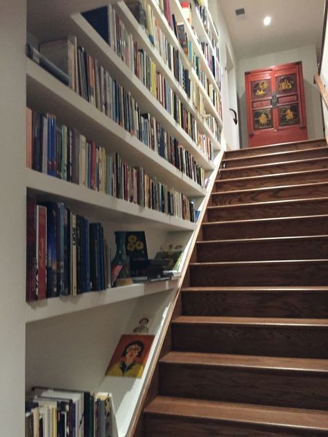 Shelves On Staircase Wall, Stairs With Bookshelves, Bookcase On Stairs, Bookshelves Staircase, Bookcase Staircase, Staircase Bookshelves, Stairs Bookshelves, Stairs Library, Bookcase Stairs