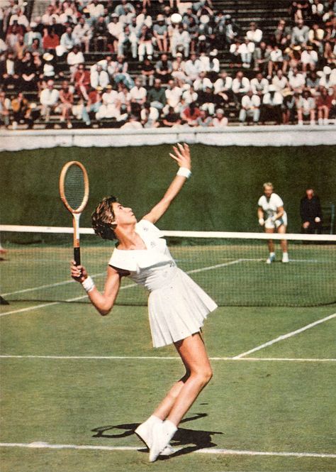 60s Tennis Outfit, 80s Tennis Aesthetic, Vintage Wimbledon Aesthetic, Tennis Vintage Aesthetic, Iconic Tennis Photos, Tennis Wimbledon Aesthetic, Retro Tennis Aesthetic, Vintage Workout Aesthetic, Vintage Tennis Aesthetic