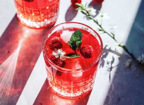 People Are Drinking ‘Magnesium Mocktails’ for Better Sleep Kombucha Cocktail, Magnesium For Sleep, Restaurant Trends, Magnesium Powder, Snacks To Eat, Sleep Drink, Healthy New Year, Flavored Sparkling Water, Tart Cherry Juice