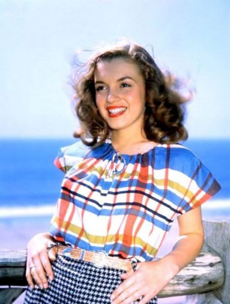 Marilyn Monroe, age 19 - 1946 Young Marilyn Monroe, Stars D'hollywood, Diana Dors, Marilyn Monroe Art, Joe Dimaggio, Portrait Photos, Humphrey Bogart, Marilyn Monroe Photos, Norma Jean