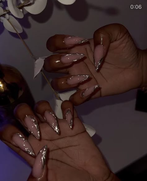 Prom Stilleto Nails, Chrome Baddie Nails, Silver Almond Nails Designs, Girly Almond Nail Designs, Pointed Nails Design, Pointy Acrylic Nails Designs, Almond Nails Designs Bling, Almond Nails Silver Design, Almond Nails With Silver