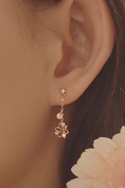 Korean Earrings Aesthetic, Earrings Aesthetic Simple, Jewelry Tattoo Designs, Simplistic Jewelry, Drawing Jewelry, Jewelry Accessories Aesthetic, Aesthetics Jewelry, Tattoo Jewelry, Styling Jewelry