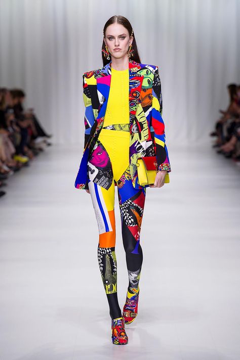 Art & Fashion - Versace Women's Spring Summer 2018 Versace Archive, Colorful Clothing, Pop Art Fashion, Versace Spring, Italian Fashion Brands, Versace Fashion, Fashion Runway, Mode Vintage, Art Fashion