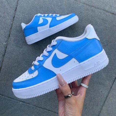 Nike Azul, Tenis Air Force, Canberra Australia, Painted Sneakers, Trendy Shoes Sneakers, Nike Shoe, Clay Sculptures, Custom Nike Shoes, Nike Shoes Outfits