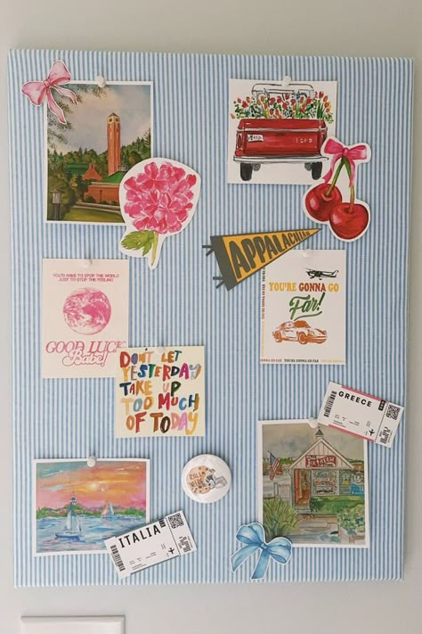 Pinboard Ideas Aesthetic, Pin Board Ideas, College House, College Dorm Room Decor, College Decor, Dorm Art, College Aesthetic, Dorm Room Inspiration, College Room