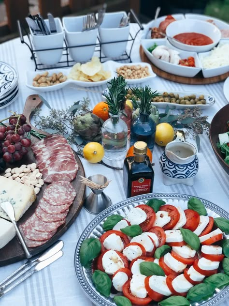 Italian Summer Party, Italian Backyard, Italian Summer Dinner Party, Backyard Pizza Party, Italian Summer Dinner, Pizza Dinner Party, Italian Dinner Party Decorations, Dinner Party Aesthetic, Italian Birthday