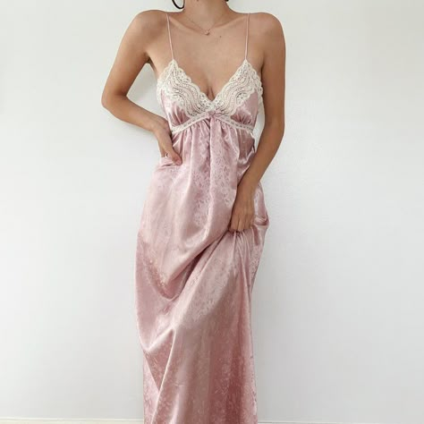 Classy Lingerie Dress, Classy Outfits Dresses, Castle Dresses, Aesthetic Aurora, Outfit Ideas Romantic, Bridgerton Core, Penelope Eckhart, Bridal Maxi Dress, Bridal Maxi