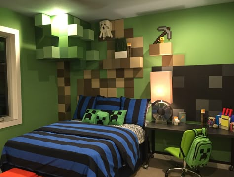 This Minecraft-obsessed teen has the room of his dreams, thanks to the creativity of Masterpiece's Designers! Minecraft Bedroom Ideas Game, Boys Minecraft Bedroom, Minecraft Bedroom Ideas, Minecraft Room Decor, Bedroom Ideas Minecraft, Minecraft Bedroom Decor, Minecraft Bedroom, Minecraft Room, Boy Bedroom Design