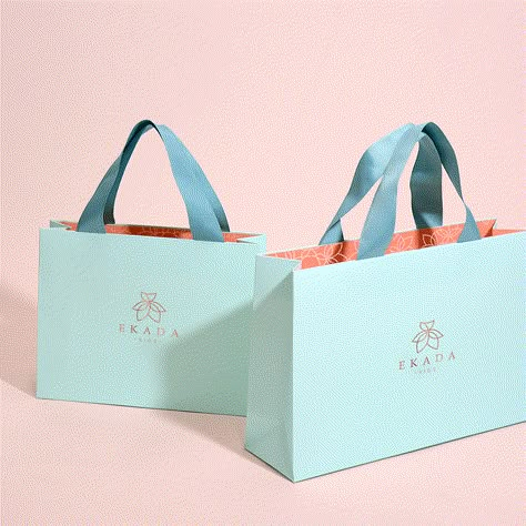 Luxury Brand Packaging, Luxury Paper Bag, Shoping Bag, Shopping Bag Design, Paper Bag Design, Luxury Packaging Design, Packaging Design Ideas, Retail Bags, Clothing Packaging