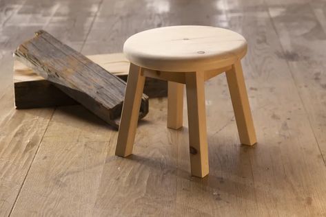 Diy Small Stool Wood, Milking Stool Diy, Diy Milk Stool, Diy Wooden Stool, Wooden Stools Diy, Stool Decor, Diy Kids Desk, Round Bench, Milk Stool