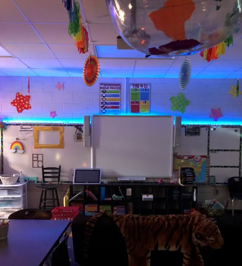 School Classroom light - Using ambient lighting for education Led Lights Around Whiteboard Classroom, Calm Classroom Lighting, Led In Classroom, Dim Lighting Classroom, Cover Florescent Lights Ceilings Classroom, Low Light Classroom, Led Lights Classroom Decor, Led Lights In Classroom Ideas, Using Lights In Classroom