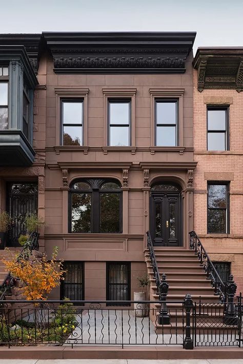 Tour this elegant Brooklyn Brownstone | Wallpaper Brooklyn Brownstone Aesthetic, New York Brownstone Interior, Nyc Brownstone Interior, Brooklyn Apartment Aesthetic, Brownstone Floor Plan, Victorian Brownstone, Brooklyn Brownstone Interior, Brownstone Exterior, Chicago Brownstone