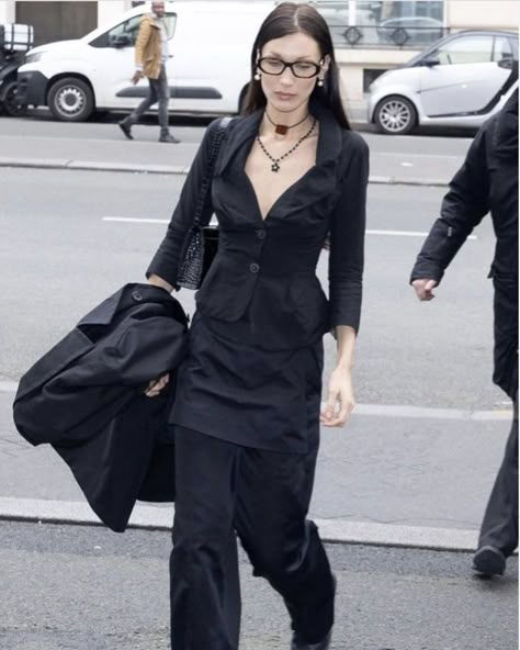 Office Siren Aesthetic, Black Glasses Outfit, Librarian Core, Geek Chic Outfits, Total Black Look, Bayonetta Glasses, Skirt Over Pants, Office Goth, Glasses Outfit