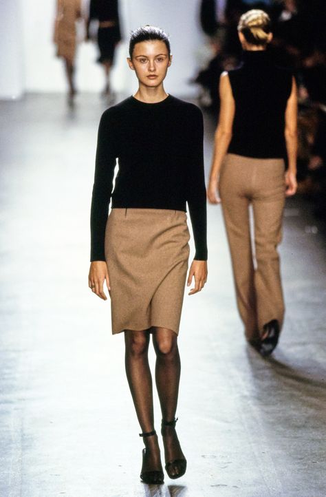 Calvin Klein Collection Fall 1999 Ready-to-Wear Fashion Show 90s Minimalism Fashion, The 90s Fashion, 90s Calvin Klein, Calvin Klein Collection, Mode Inspo, Vogue Runway, 가�을 패션, Mode Vintage, Mode Inspiration